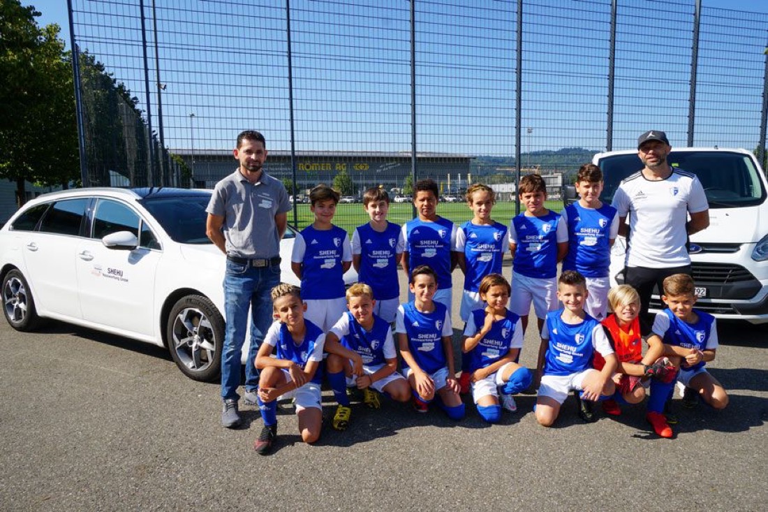 Juniorenteam des FC Wohlen mit dem SHEHU-Team auf dem Sportplatz