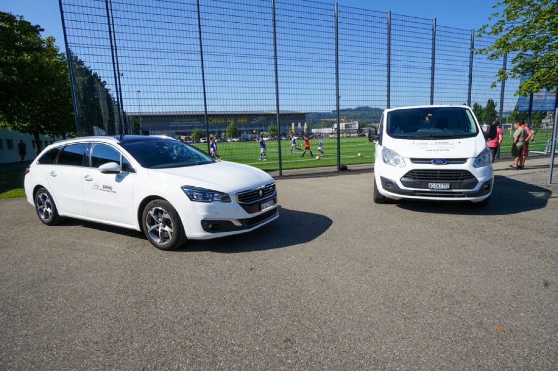 SHEHU-Fahrzeuge auf der Sportanlage des FC Wohlen