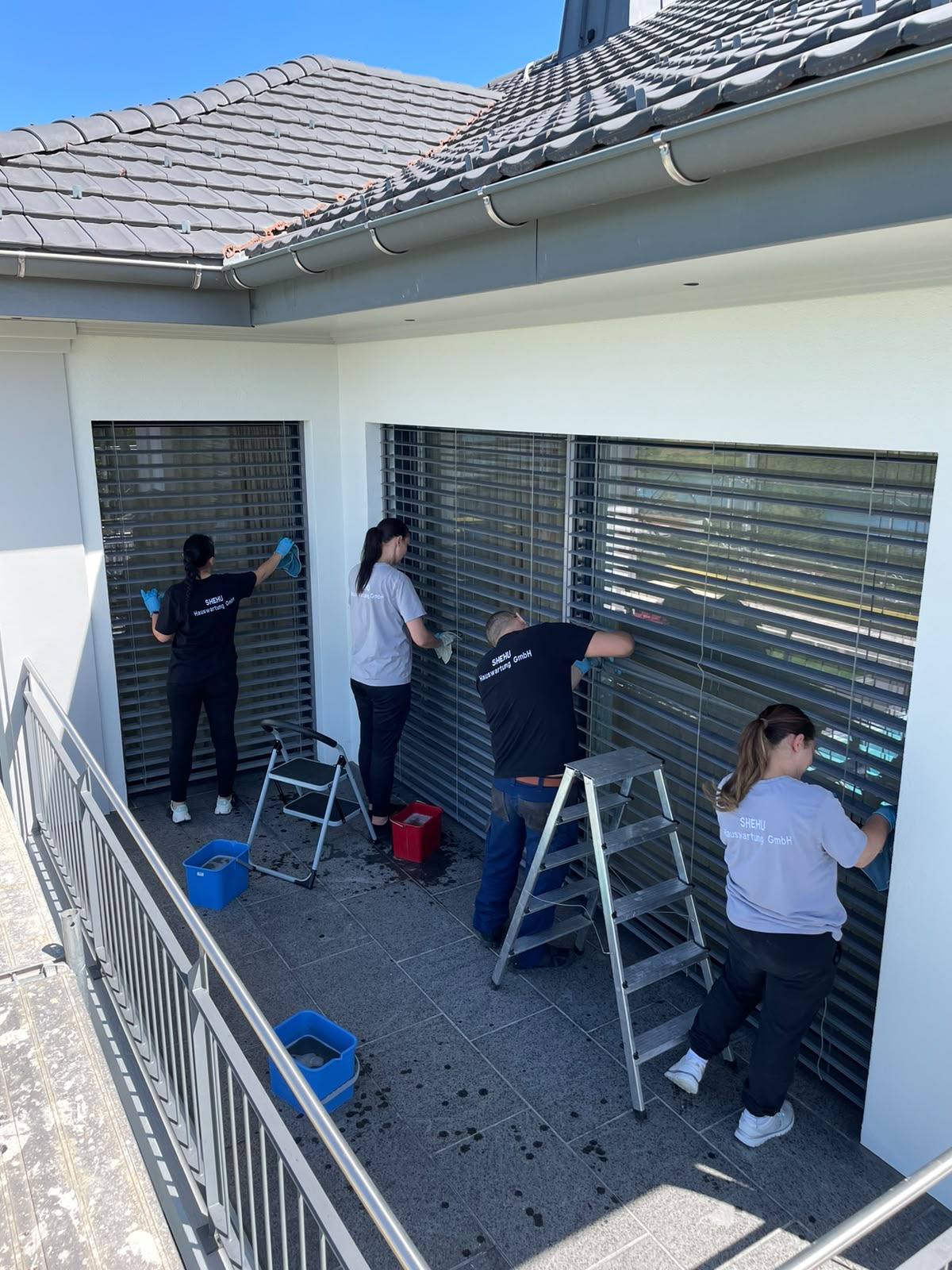 SHEHU Team bei der Storen- und Fensterreinigung